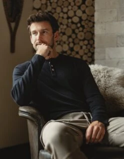 Puremeso Everyday Henley -The Normal Brand Shop LIFESTYLE 1 a5d8dd66 d39e 485c 8f3c a7b170ec24e3