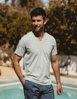 Active Puremeso V-Neck T-Shirt -The Normal Brand Shop LIFESTYLE 2780ff49 3583 41e2 b48a f547f78b5540