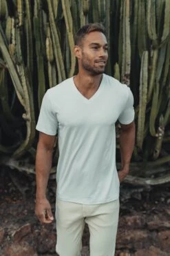 Active Puremeso V-Neck T-Shirt -The Normal Brand Shop Shortstache TNB Spring22 Cali Web 98 8ce860ff 0f0d 4720 9186 f865fb5ffcea